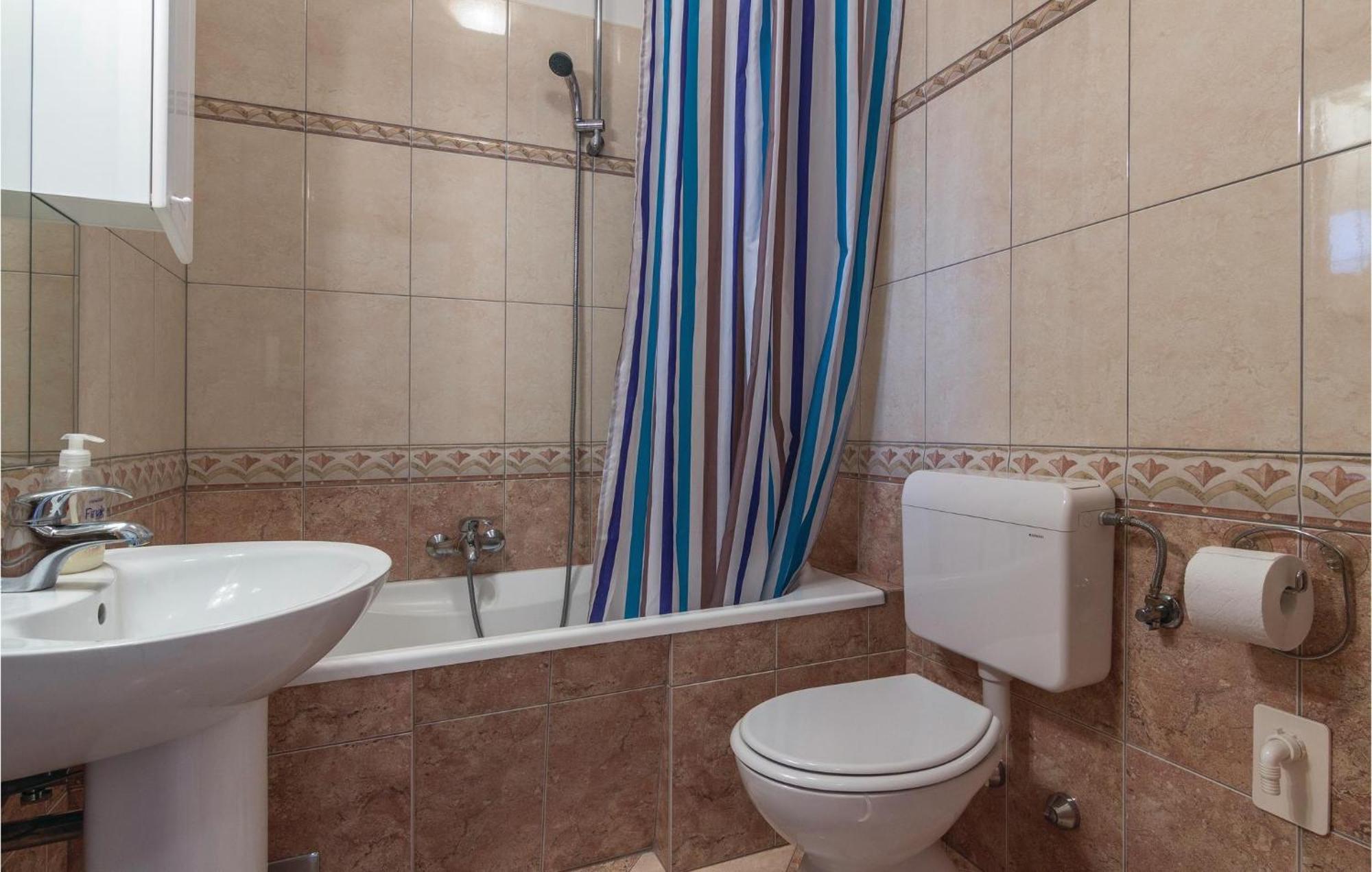 Cozy Apartment In Porec With Wifi エクステリア 写真